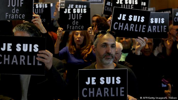 People hold up signs reading Je Suis Charlie (AFP/Getty Images/G. Tibbon)