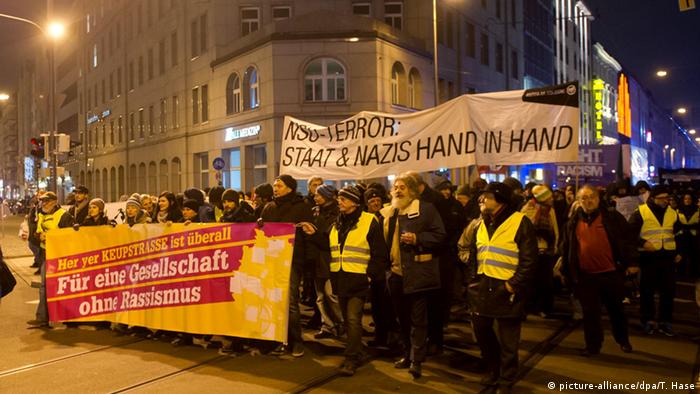 Oberlandesgericht München Demonstration gegen NSU / BND 20.01.2015 (picture-alliance/dpa/T. Hase)
