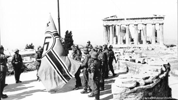 Deutsche Soldaten beim Aufziehen der Hakenkreuz-Flagge auf der Akropolis (cc-by-sa/Bundesarchiv/Bauer)