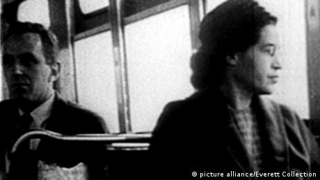 Rosa Parks riding on the Montgomery Area Transit System bus (picture alliance/Everett Collection)