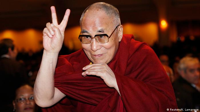 The Dalai Lama directs a peace sign toward the head table, where U.S. President Barack Obama was seated, during the National Prayer Breakfast in Washington, February 5, 2015 (Photo: REUTERS/Kevin Lamarque)