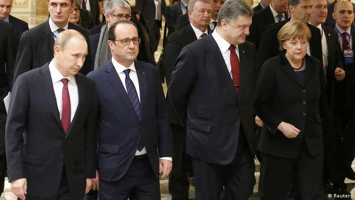 Путин, Олланд, Порошенко и Меркель позируют для фотографов в ходе саммита по урегулированию украинского кризиса в Минске
