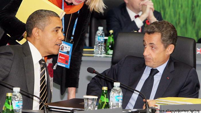 Sarkozy and Obama talk at the G-20 summit in 2011 (picture alliance/dpa/epa Yonhap)