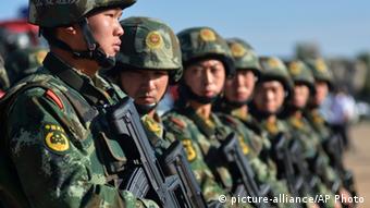 China Soldaten in der Xinjiang Provinz (picture-alliance/AP Photo)