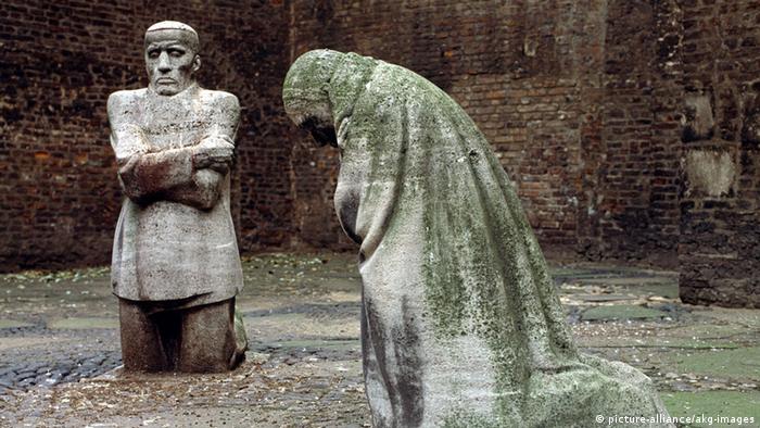 Käthe Kollwitz's sculpture Mourning Parents (picture-alliance/akg-images)
