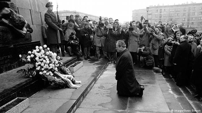 Em 1970, Willy Brandt se ajoelhou em frente a monumento em homenagem às vítimas do Gueto de Varsóvia