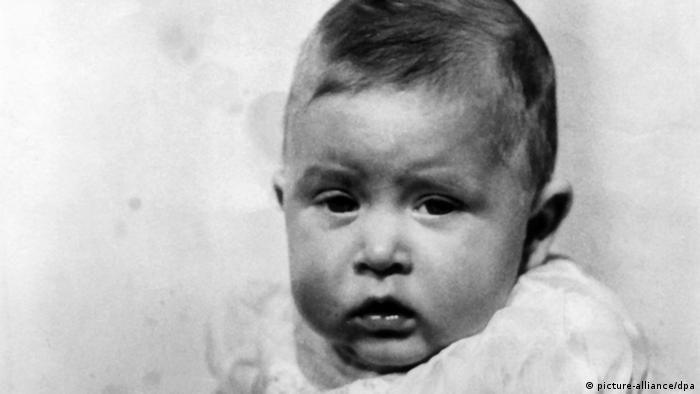 Nacido el 14 de noviembre de 1948, Charles Philip Arthur George Mountbatten-Windsor es un bebé británico normal, aunque se convirtiera en príncipe desde el momento de su nacimiento. 