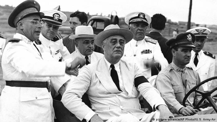 Fevereiro de 43: Getúlio (de chapéu branco e óculos) inspeciona as tropas em Natal, com Roosevelt (sentado ao lado do motorista)