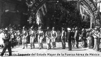 Desfile de los victoriosos supervivientes del EscuadrÃ³n 201.
