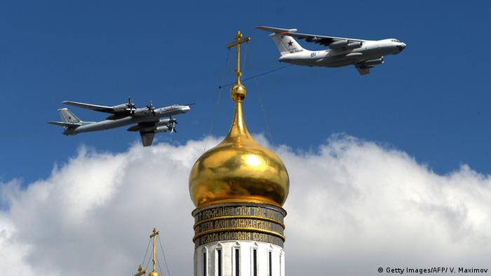 Russian military planes fly above the Kremlin's cathedrals (Getty Images/AFP/ V. Maximov)
