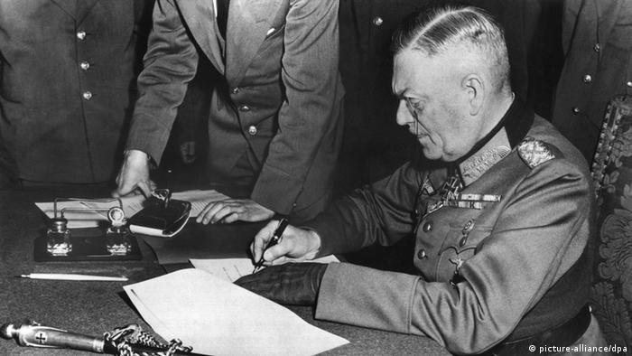 La capitulación de la Segunda Guerra Mundial no finalizó con un tratado de paz. Mariscal de Campo, Wilhelm Keitel, noche del 8 al 9 de mayo de 1945
