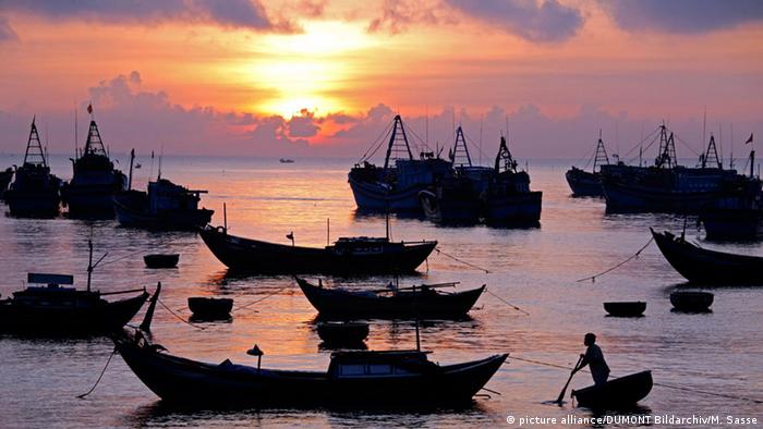 Armada nelayan Vietnam di pelabuhan di sekitar Nha Trang