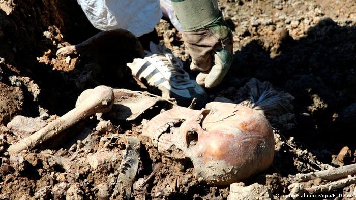 Human remains uncovered at one of several mass graves at Srebrenica (picture-alliance/dpa/F. Demir)