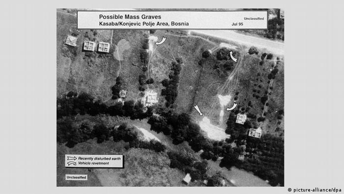 Aerial photos taken by US forces of then-suspected mass graves at Srebrenica (picture-alliance/dpa)