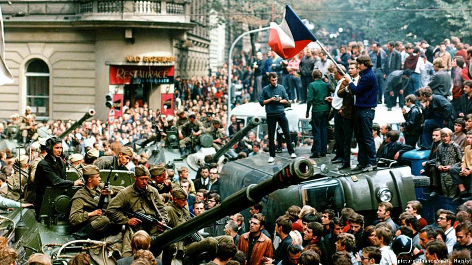 Tschechoslowakei Prager Frühling Demonstranten zwischen Panzern
