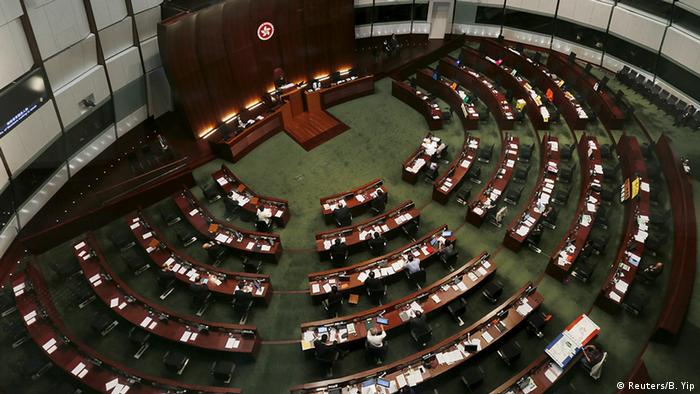 China Hongkong Parlament Abstimmung zu Wahlreform Plenarsaal (Reuters/B. Yip)
