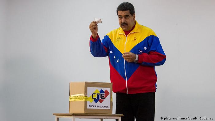 Venezuela Caracas Wahlen Nicolas Maduro Präsident Wahllokal (picture-alliance/dpa/M. Gutierrez)