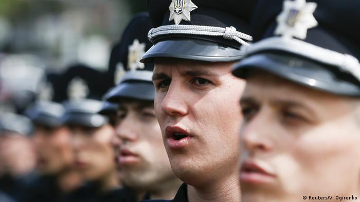 Neue Polizisten in Kiew vereidigt (Reuters/V. Ogirenko)