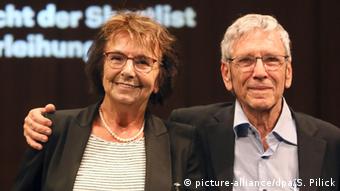 Deutschland Internationaler Literaturpreis Übersetzerin Mirjam Pressler und Schriftsteller Amos Oz (picture-alliance/dpa/S. Pilick)