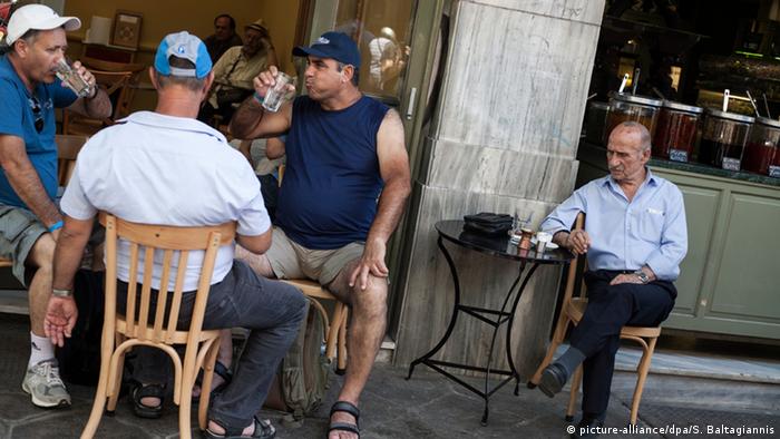 Männer in einem Straßencafe in Athen (picture-alliance/dpa/S. Baltagiannis)