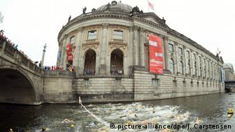 A swimming competition was held in 2015 to promote the project Flussbad Berlin (picture-alliance/dpa/J. Carstensen)