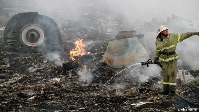 Пожарный на месте катастрофы MH17 в Донбассе