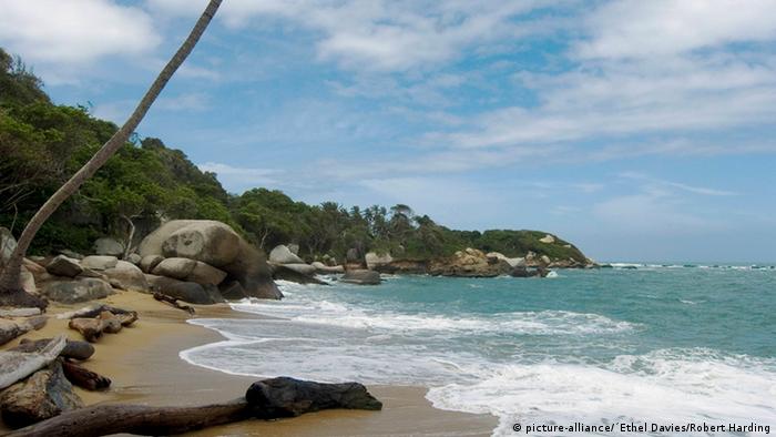 Adiós a los plásticos de un solo uso para evitar la degradación de  costas como las playas del Parque Nacional de Tayrona en Colombia.