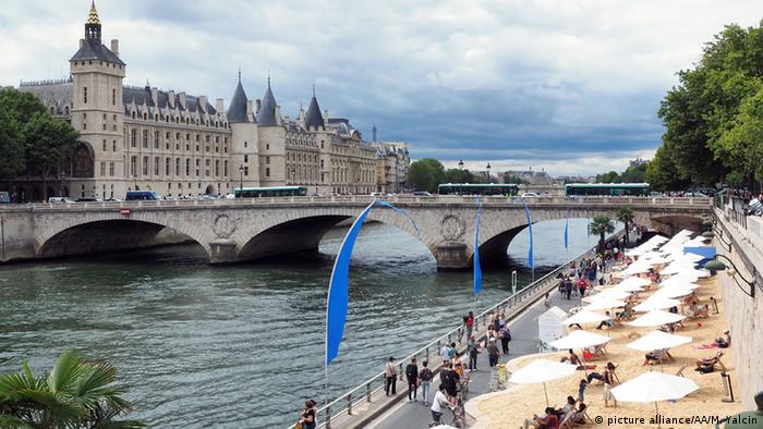 The Seine river banks in Paris now car free | DW Travel | DW ...
