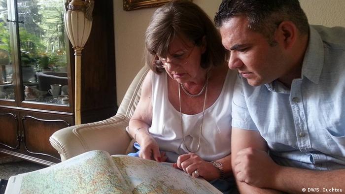 German woman with Syrian refugee looking at map (DW/S. Ouchtou)