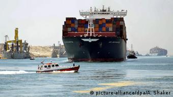 Εμπορικό πλοίο με κοντέινερ διέρχεται από τη νέα διώρυγα του Σουέζ μετά τη διαπλάτυνση