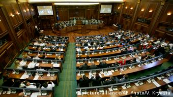Kosovo Parlament macht Weg für Sondertribunal frei (picture-alliance/AP Photo/V. Kryeziu)