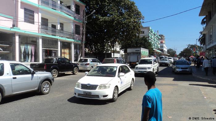 Mosambik Autos in einer Straße in Pemba (DW/E. Silvestre)