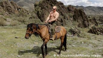 Russland Wladimir Putin mit nacktem OberkÃ¶rper auf einem Pferd (A. Druzhinin/AFP/Getty Images)