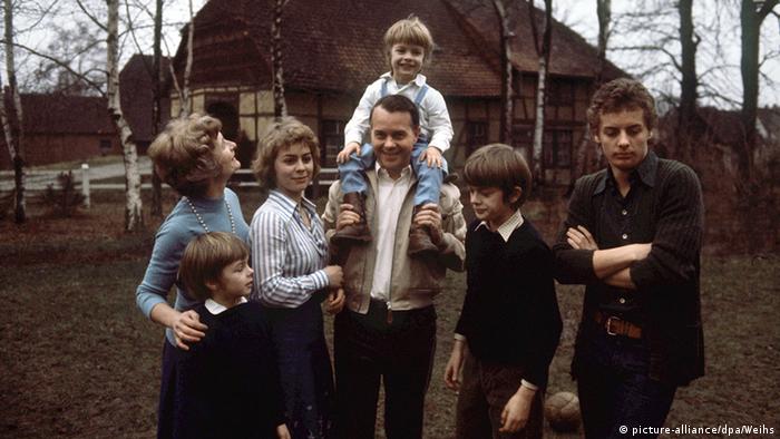 На тази снимка от 1976 г. Урсула е с баща си, майка си и братята си. Трудолюбие и усърдие в училище изискват Хайди и Ернст Албрехт от всички свои деца. И не правят изключение за нито едно от тях. Бащата полага немалко усилия, за да имат децата му понятие от политика. 