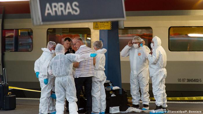 Investigators search a train as it sits in the station (picture-alliance/dpa/P. Bonniere)