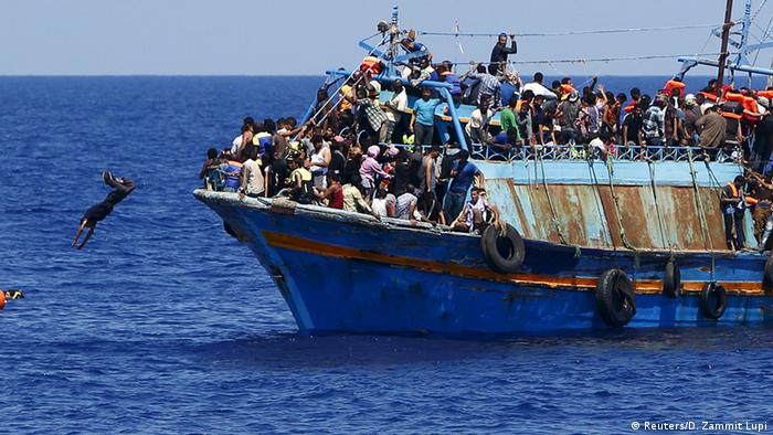 Symbolbild FlÃ¼chtlingsboot KÃ¼ste Libyen (Reuters/D. Zammit Lupi)