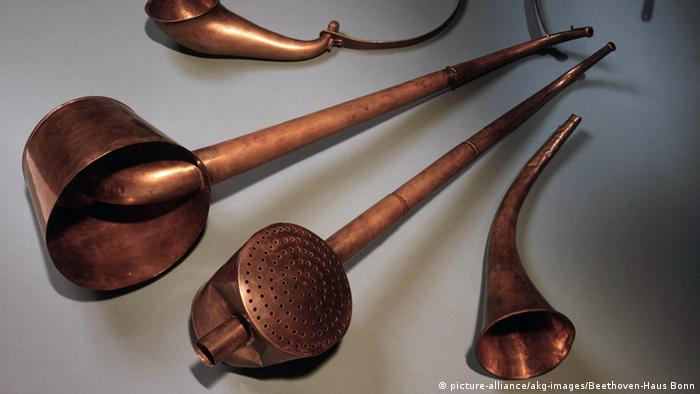 Peças de cobre usadas antigamente para melhorar a audição 