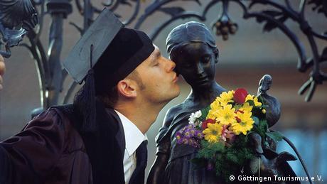 Beijo na Gänseliesel traz sorte aos recém-formados em Göttingen