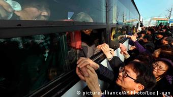 Nordkorea Südkorea Familienzusammenführung (picture-alliance/AP Photo/Lee Ji-eun)