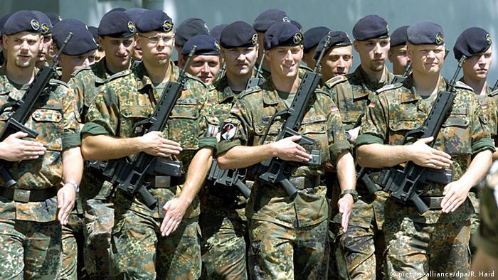Deutschland Deutsch-französische Brigade in Müllheim (picture-alliance/dpa/R. Haid)