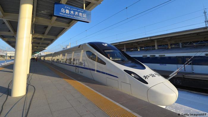 China Hochgeschwindigkeitszug in Urumqi (Getty Images/AFP)