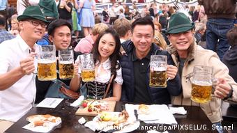 Αρκετοί τουρίστες επισκέπτονται το Μόναχο κατά τη διάρκεια του Oktoberfest. 