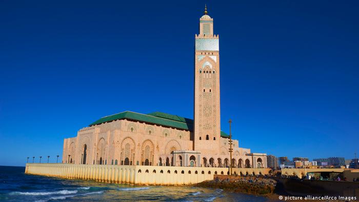 The Hassan II Mosque in Casablanca, overlooking the sea (picture alliance/Arco Images)