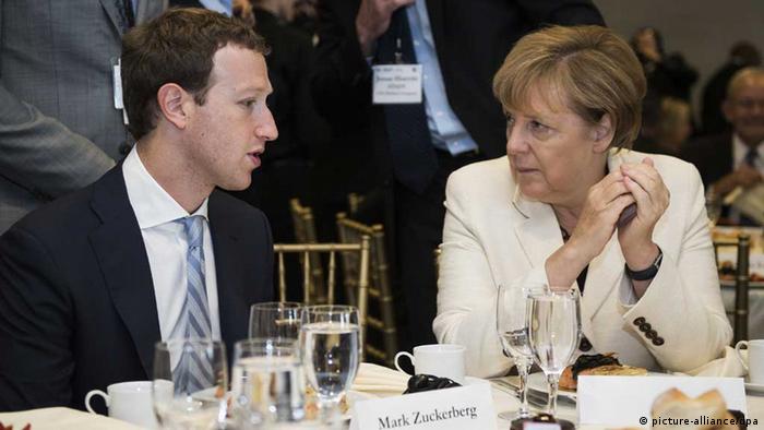 Angela Merkel talking with Facebook founder Mark Zuckerberg (picture-alliance/dpa)