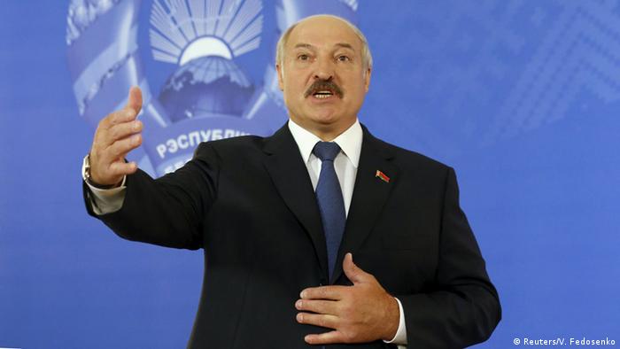 Лукашенко на фоне герба Беларуси