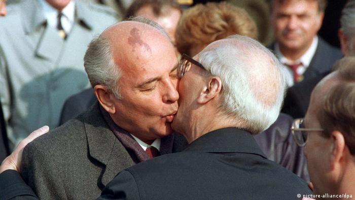 Bruderkuss Gorbatschow und Honecker (picture-alliance/dpa)