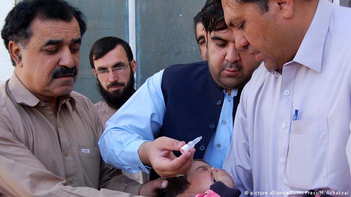 A child being administered Polio vaccine in Pakistan (picture alliance/ZUMA Press/M. Achakzai)