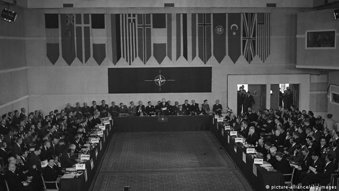 Paris Sitzung des NATO-Rats Beitritt Deutschlands zur NATO (picture-alliance/akg-images)
