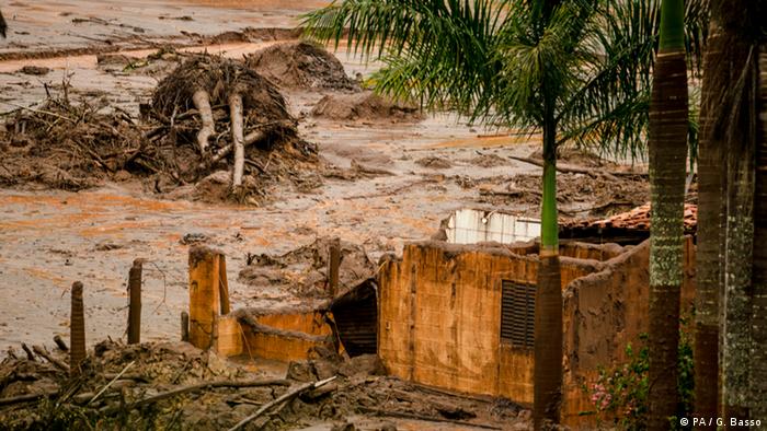 Imagem mostra área atingida pelo desastre em Mariana, em novembro de 2015