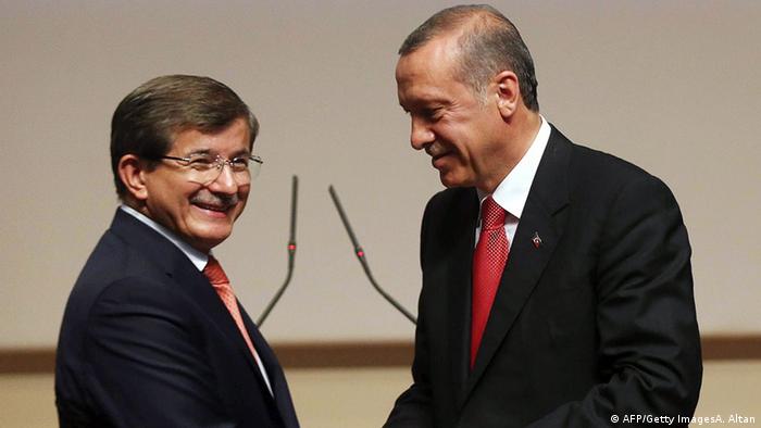 Когато двамата бяха още приятели и съратници: през 2014 г. Давутоглу поема от Ердоган председателския пост в ПСР
